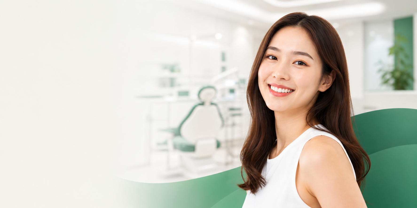 Khách hàng mỉm cười trong phòng nha hiện đại